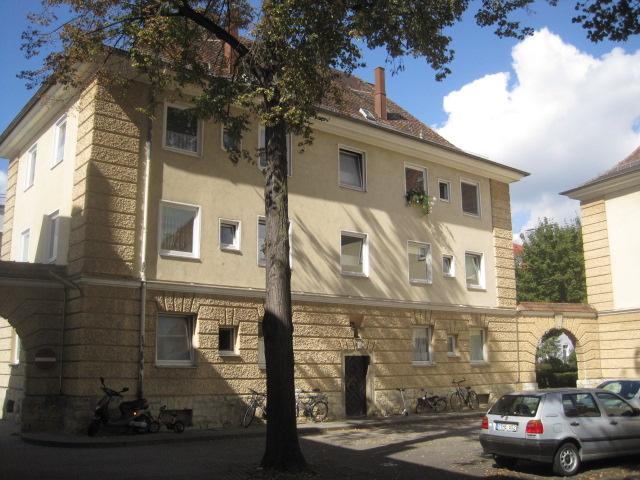Toll ausgebaute 2 - Zimmer Dachgeschoss Wohnung mit Einbauküche in Zentrumsnähe! - Foto 2