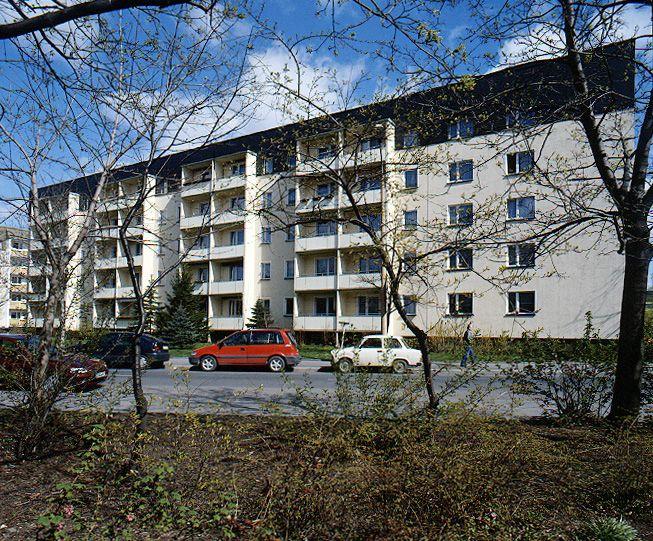 Haus mit Aufzug!, kleine 4 Zimmer Wohnung mit Balkon und Durchgangszimmer,.... - Photo 2