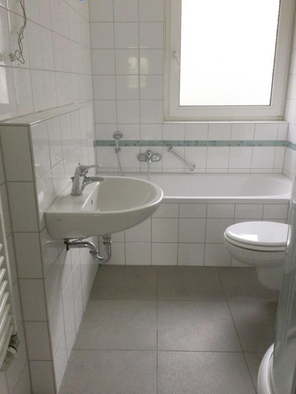 Wunderschöne Familienwohnung mit modernem Tageslichtbad und herrlichem Balkon im EG! - Foto 2
