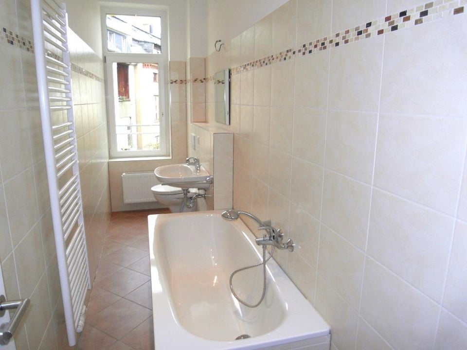 Gneisenaustraße! sanierte 3 Zimmer Wohnung mit Balkon und Einbauküche! - Foto 1