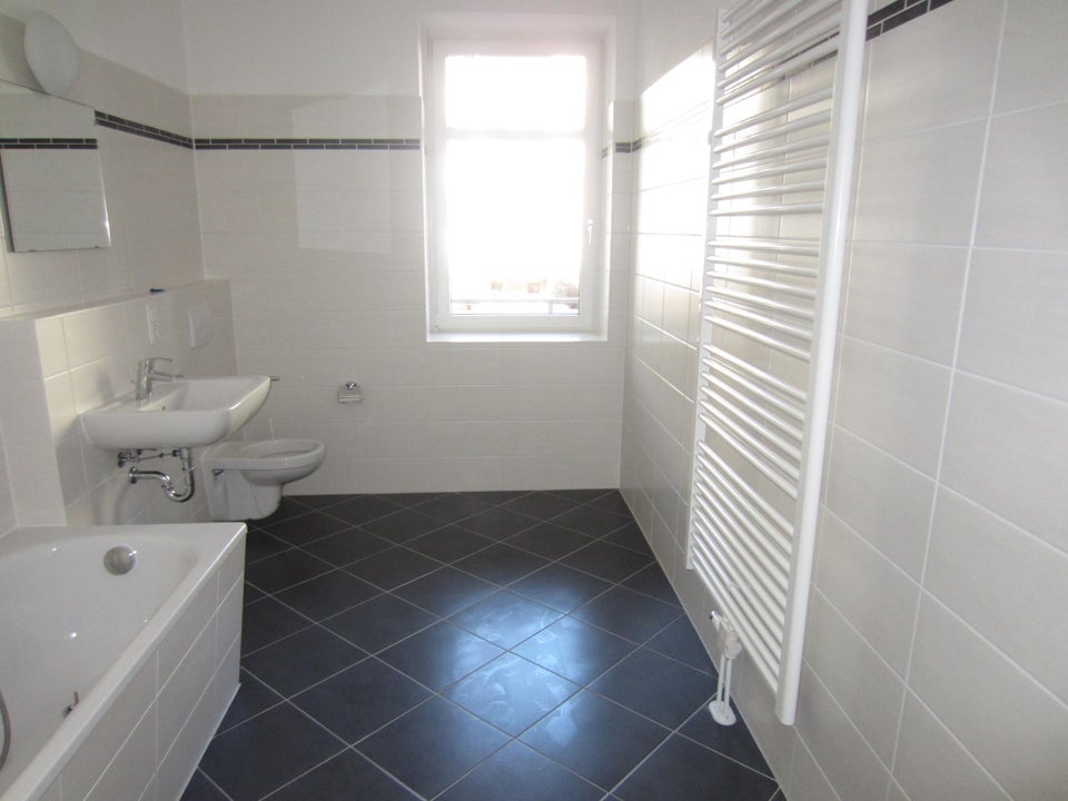 ***Ab sofort - 2 Zimmer - Laminat - Tageslichtbad - Balkon*** - Foto 1