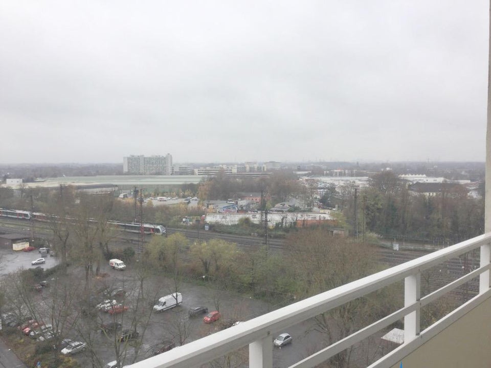 Eigenes , renoviertes , kleines Reich mit Fernblick , direkt am HBF, ab sofort!! - Photo 1