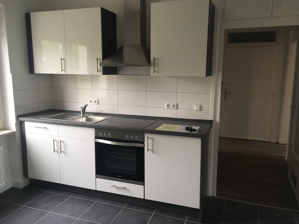Ab sofort: 3-Zimmerwohnung mit EBK und Balkon im 2. OG - Photo 2