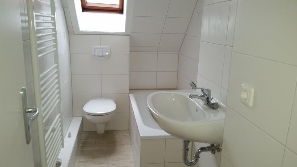 Über den Dächern von Lübeck: renovierte 3 Zimmer-Dachgeschoss-Wohnung, sofort anmietbar! - Photo 2
