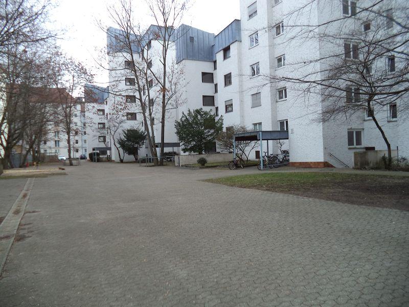 Mitten drin: Renovierte, helle 3-Zi.-Wohnung mit Balkon - Foto 3
