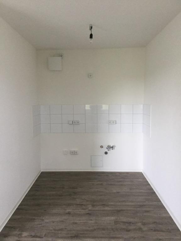 Gemütliche 3-Raumwohnung mit offener Küche und Balkon! - Foto 1
