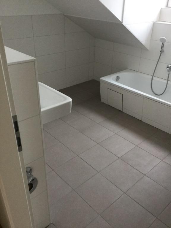 Schicke Dachgeschosswohnung mit Küche - Foto 1