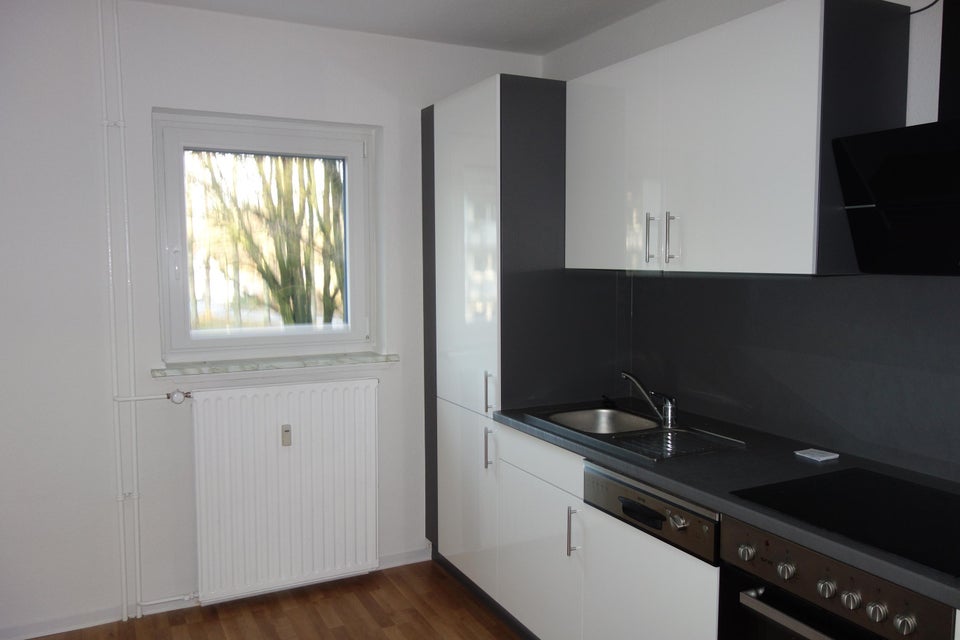 Gelegenheit: individuelle 3,5-Zimmer-Wohnung mit Einbauküche und Balkon - Photo 2