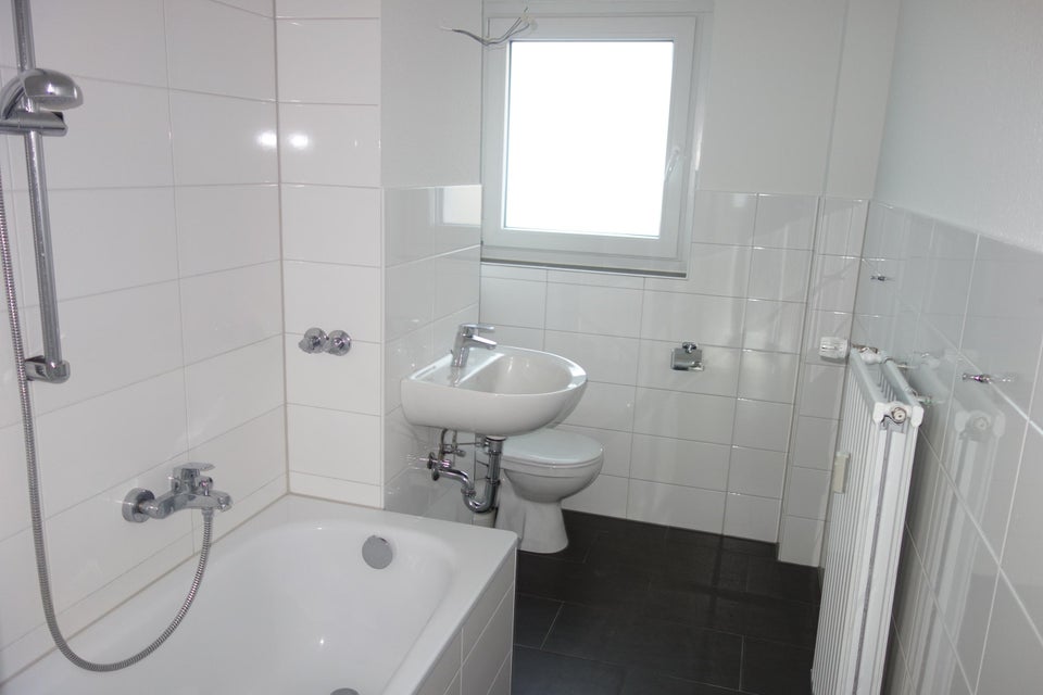 Gelegenheit: individuelle 3,5-Zimmer-Wohnung mit Einbauküche und Balkon - Photo 3