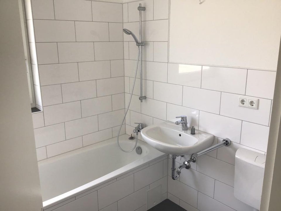 Bezugsfertige 3-Zimmer-Wohnung mit Einbauküche in Iserlohn-Löbbeckenkopf! - Foto 2