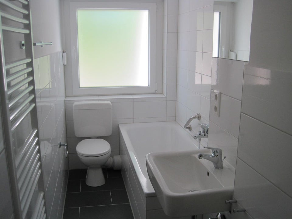 Einziehen und Wohlfühlen - Renovierte Wohnung mit moderner EBK! - Foto 2