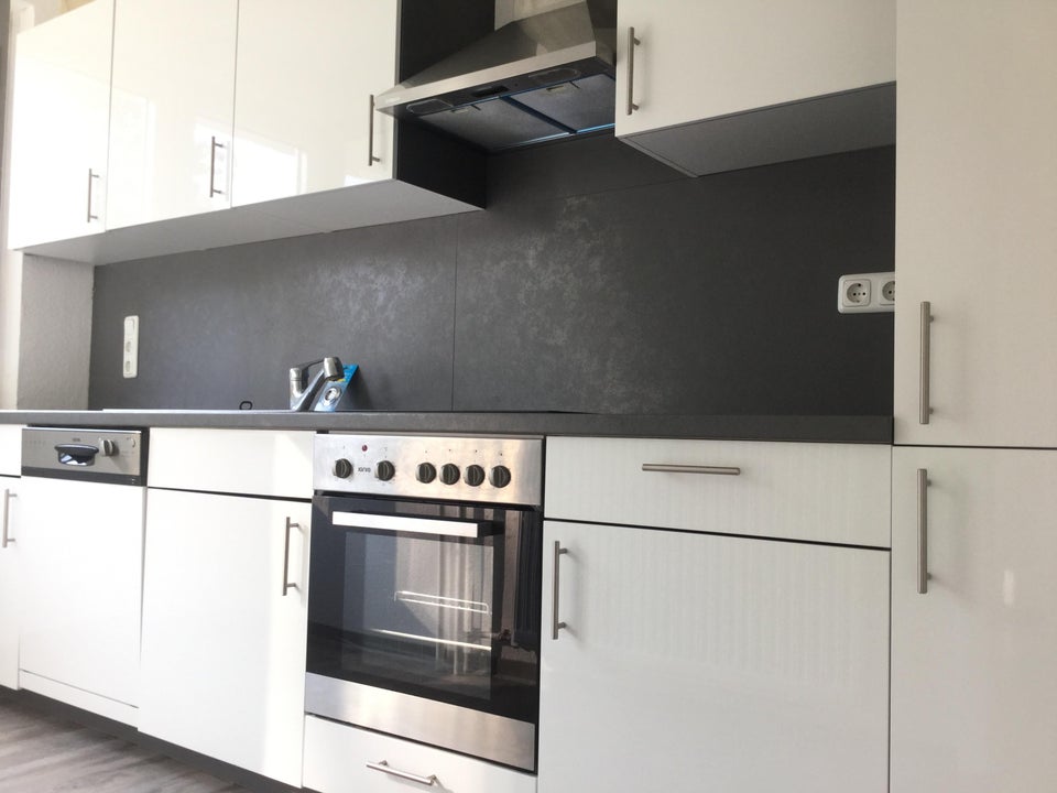Geräumige Erdgeschosswohnung mit Einbauküche zu vermieten. - Foto 1