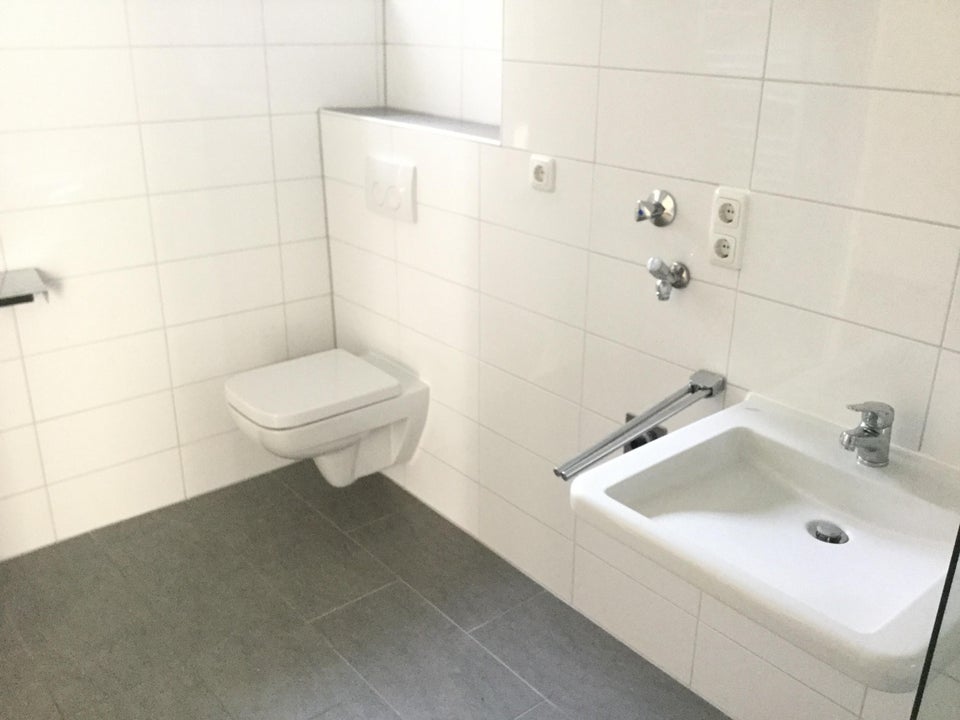 Geräumige Erdgeschosswohnung mit Einbauküche zu vermieten. - Foto 2