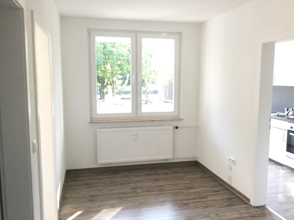 Geräumige Erdgeschosswohnung mit Einbauküche zu vermieten. - Foto 5