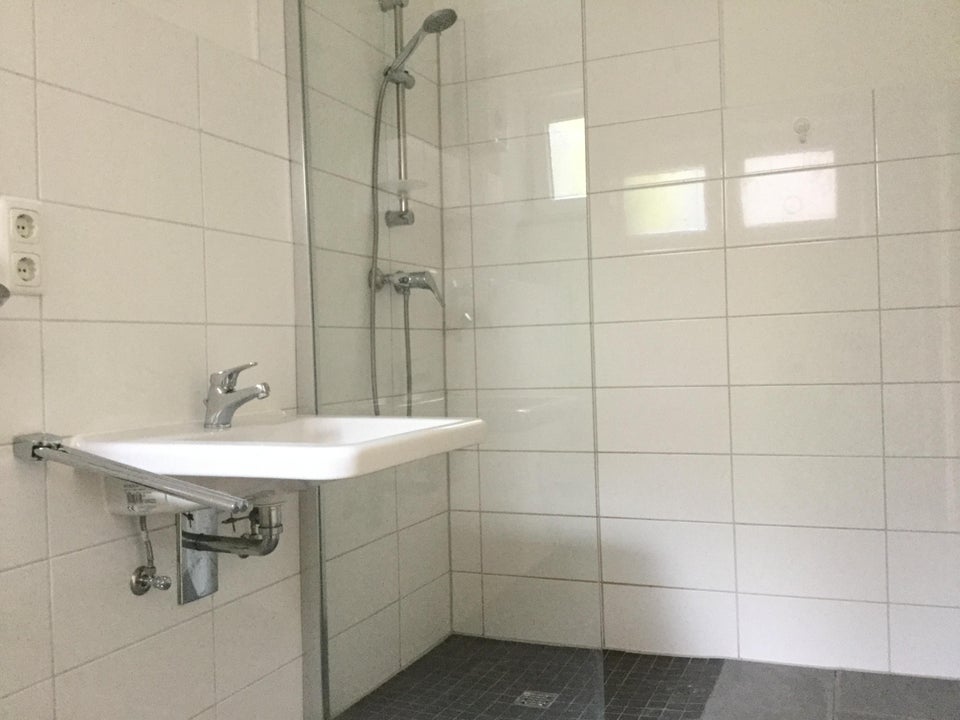 Geräumige Erdgeschosswohnung mit Einbauküche zu vermieten. - Foto 3