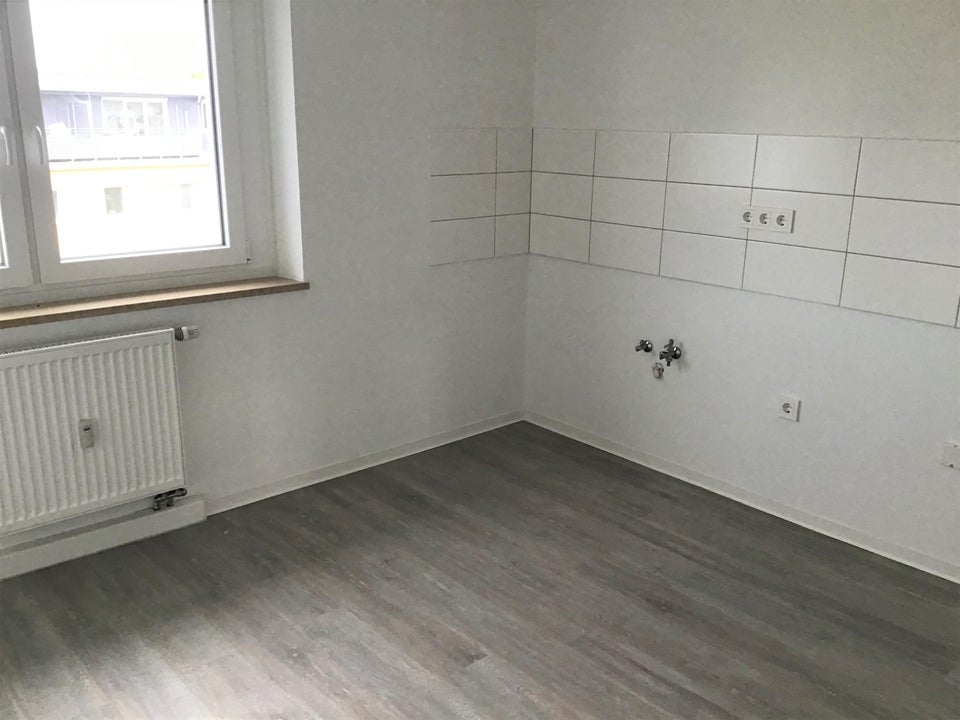 Renovierte 2 - Zimmer Wohnung mit Balkon in modernisierter Wohnanlage! - Foto 1