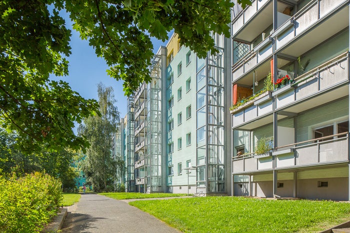 Wir sanieren für Sie: Große 5-Zimmerwohnung mit Balkon und Aufzug! - Photo 2