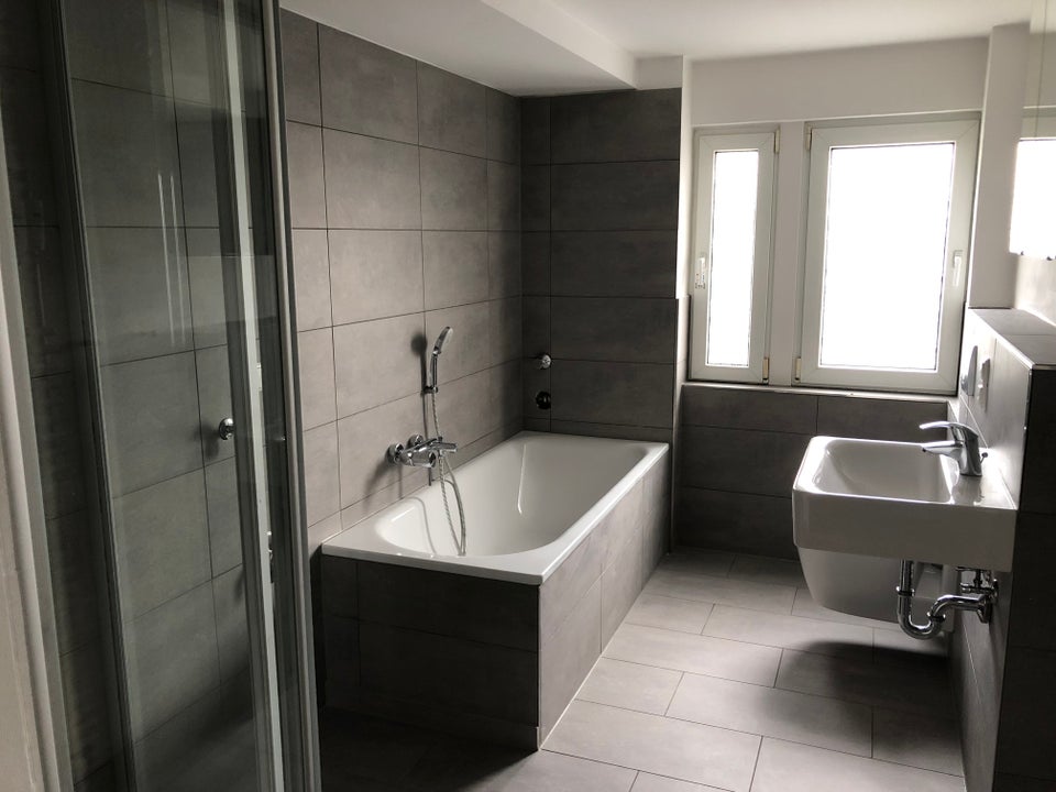 Großzügige 4-Zimmer-Wohnung mit 120 m², Balkon und Einbauküche - Foto 2