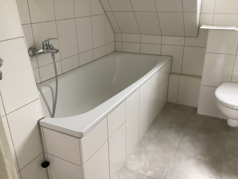 Schöne Dachgeschosswohnung in energetisch saniertem Haus! - Foto 3