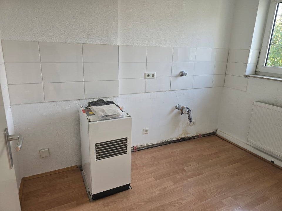 bezugsfertige 3,5 Zimmer Wohnung mit Balkon und Wannenbad - Photo 2