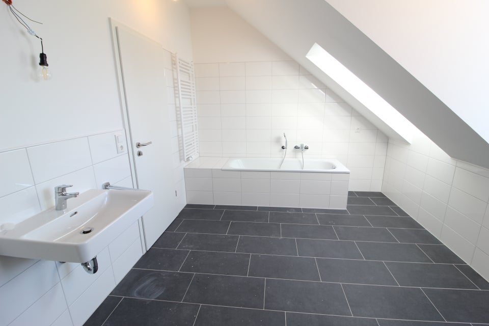 Helle moderne 3-Zi.-DG-Wohnung mit Dachloggia - Foto 1