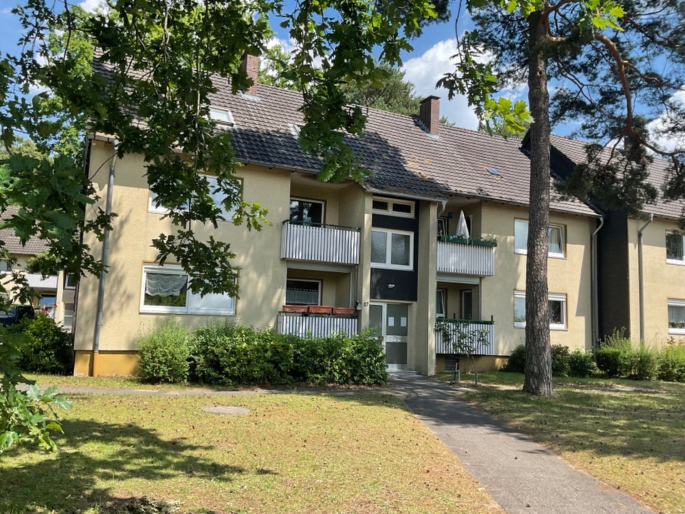 Renovierte 3-Zimmer Wohnung mit Balkon inmitten einer gepflegten Grünanlage! - Foto 1