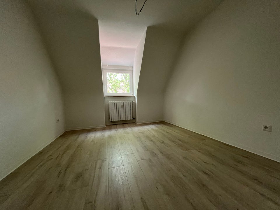 Modernisierte 2,5-Zimmer-Dachgeschosswohnung – hell, gut geschnitten und mit Balkon - Photo 1