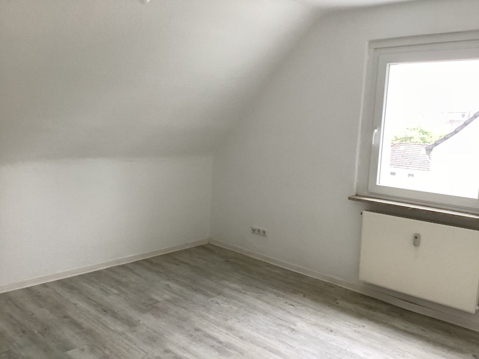 BARSINGHAUSEN AM DEISTER: Gemütliche 2-Zimmer-Dachgeschosswohnung – ca. 43 m² mit Tageslichtbad - Photo 4