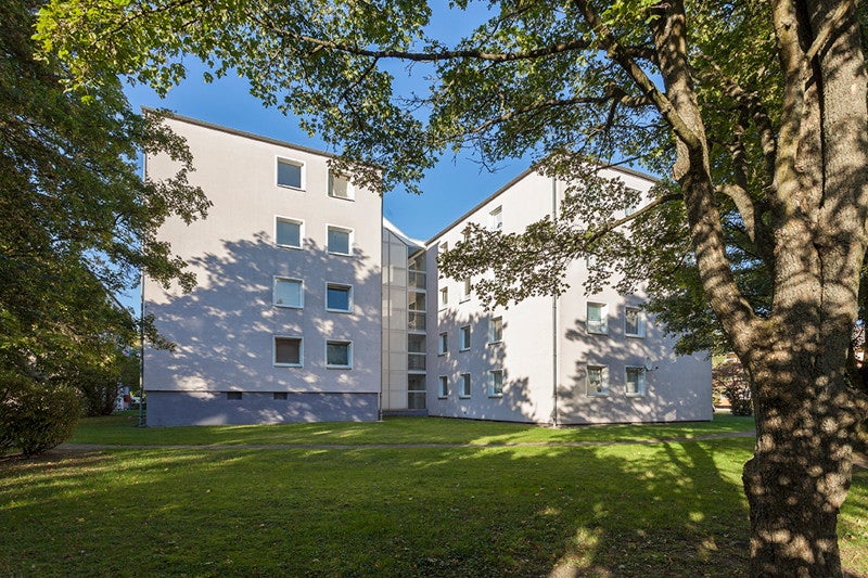 Modernisierte 2- Zimmer- Wohnung mit Balkon ab sofort verfügbar - Photo 1