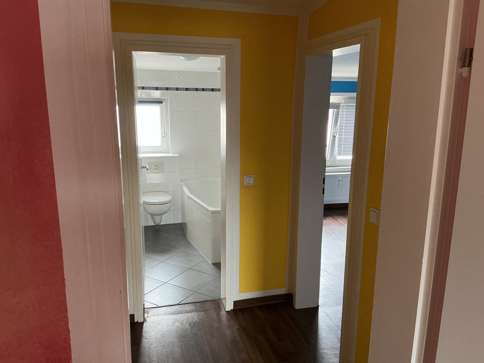 Farbenfrohe 2-Zimmer-Wohnung mit Tageslichtbad im Limes-Quartier zu vermieten - Foto 4