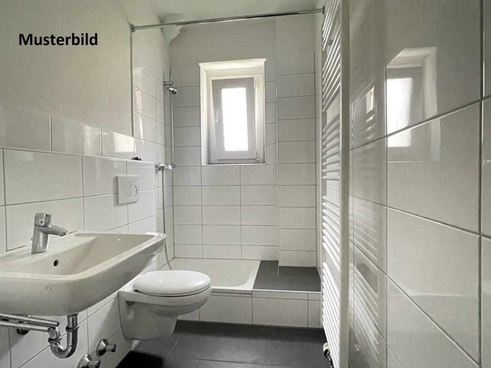sanierte 2-Zi.-Wohnung im EG eines ruhigen Mehrfamilienhauses - Foto 1