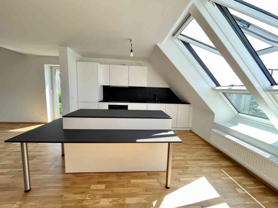 Wohntraum im Dachgeschoss: 4,5 Zimmer, Galerie und ein toller Blick auf den Olympiaturm! - Foto 4