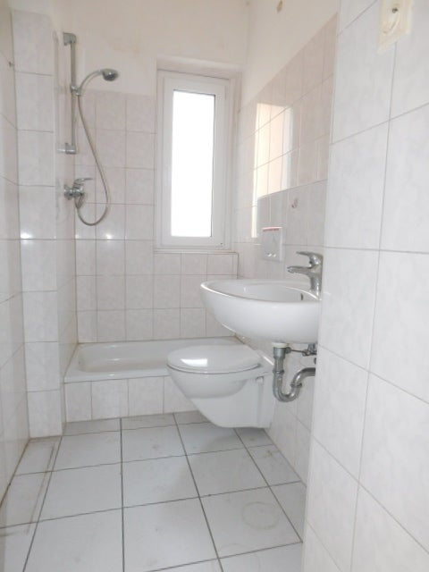 ***Bezugsfertig renoviert... 2-Zimmer-Wohnung im 1. OG in zentraler Lage*** - Photo 5