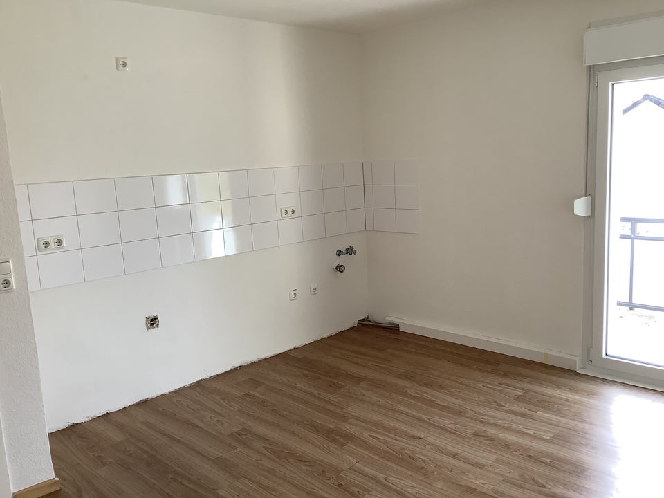 Bezugsfertige 1,5-Raum-Whg. mit modernem Duschbad u. großem Balkon - Foto 1