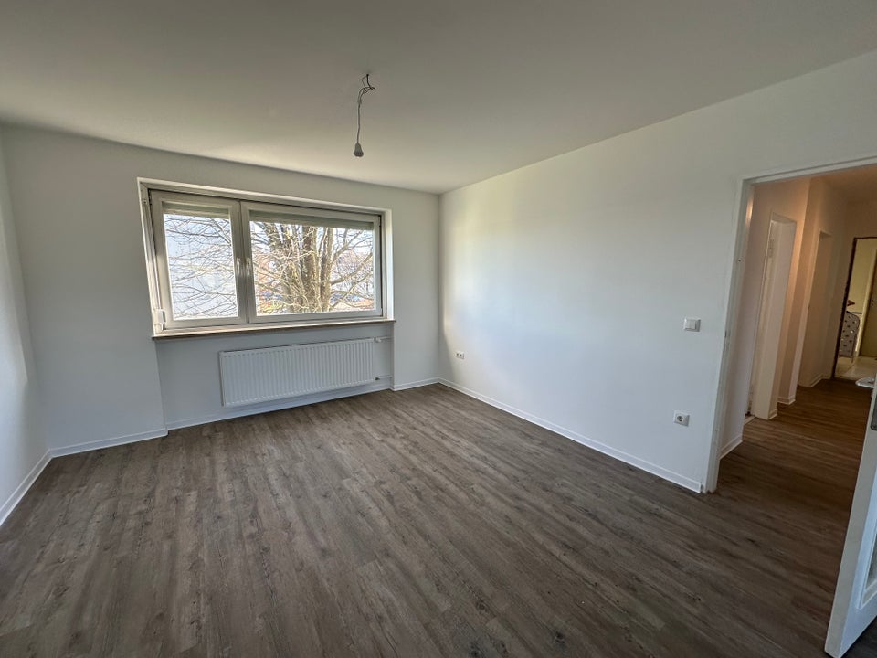 1. OG / 3 Zimmer mit Balkon (frisch saniert) - Foto 1