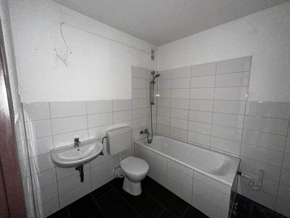 TOP renovierte Wohnung mit neuem Bad und Einbauküche ! - Photo 4