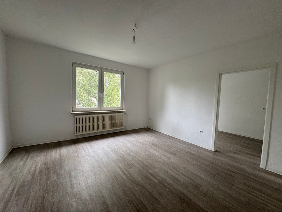 Zentral, preiswert, renoviert & sofort bezugsfertig! Gut geschnittene 2,5 Zimmer-Wohnung - Photo 2