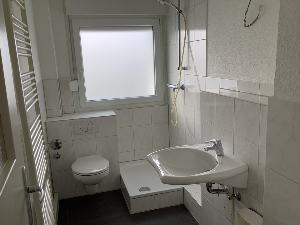Bezugsfertige 1,5-Raum-Whg. mit modernem Duschbad u. großem Balkon - Foto 4