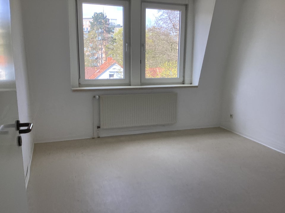 Frisch renovierte 4-Zimmer-Wohnung mit Einbauküche an WG zu vergeben! - Photo 2