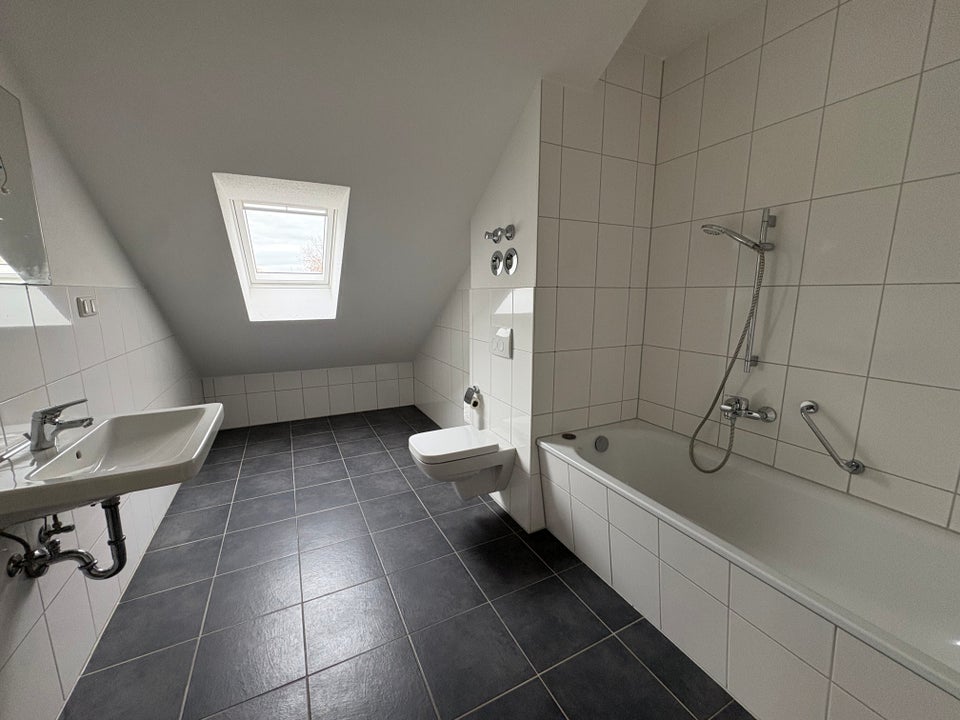 Modernes Wohnen über den Dächern von Katernberg – Licht, Ruhe & Komfort vereint - Photo 4