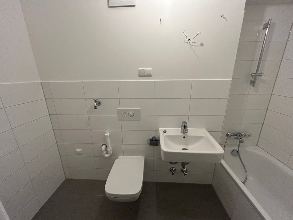 Ansprechende, großzügige 3-Zimmer-Wohnung mit Wand und Bodenbelag - Foto 3