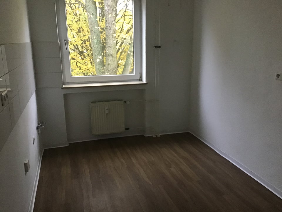 Zeitgemäße 3-Raum-Wohnung mit sonnigem Balkon in modernisiertem Gebäude! - Foto 4