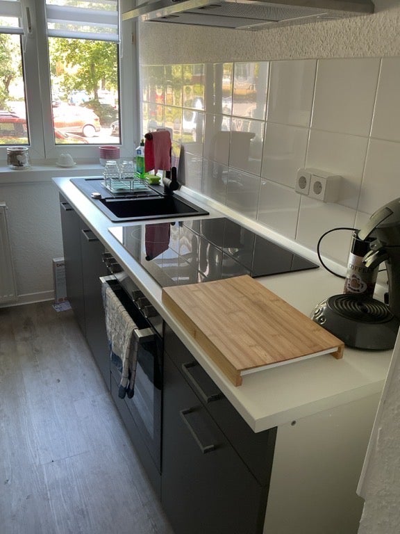 Kleine sanierte Wohnung mit Einbauküche! Preisverhandlung mit Vormieterin - Photo 1
