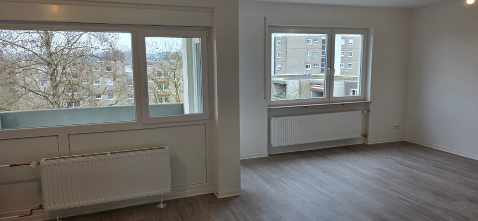 Einziehen und wohlfühlen: Moderne 4,5-Zimmer-Wohnung mit Balkon - Foto 1