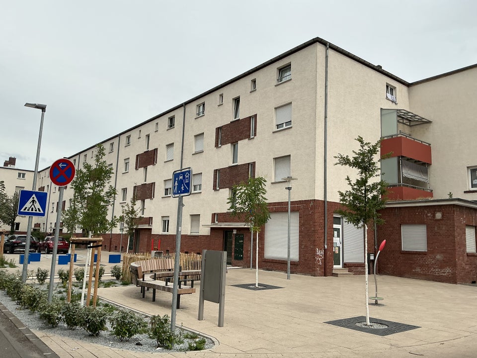 Farbenfrohe 2-Zimmer-Wohnung mit Tageslichtbad im Limes-Quartier zu vermieten - Foto 2