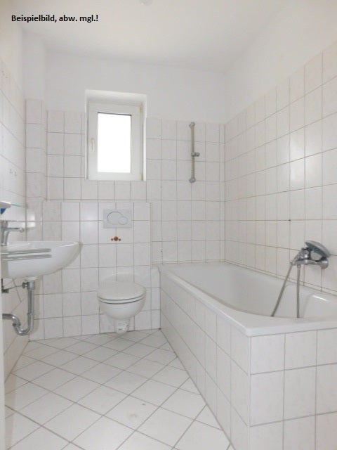 Einziehen und Wohlfühlen - renovierte 4-Zimmer-Wohnung im 1. OG mit Balkon... - Photo 4
