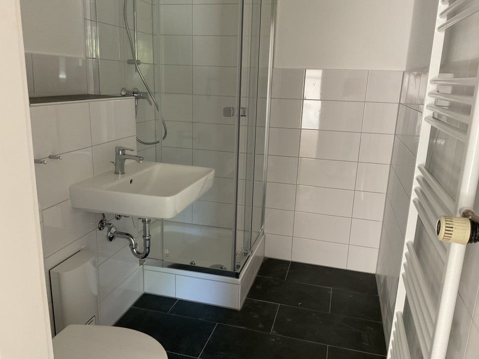 Moderne und frisch renovierte 2-Zimmer-Wohnung mit Balkon - Foto 3