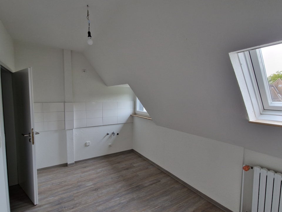 Wohn(t)raum: günstige 1,5-Zimmer-Dachgeschosswohnung in modernisiertem 3-Familienhaus - Photo 3