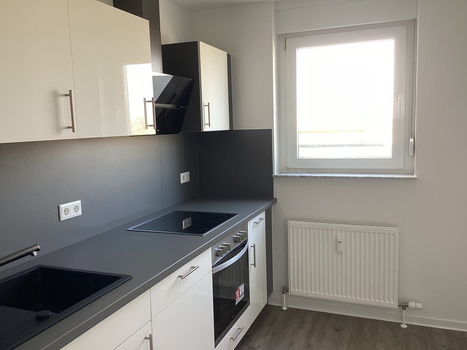 schöne 2-Zimmer-Wohnung mit großem Balkon und neuer Einbauküche - Foto 1