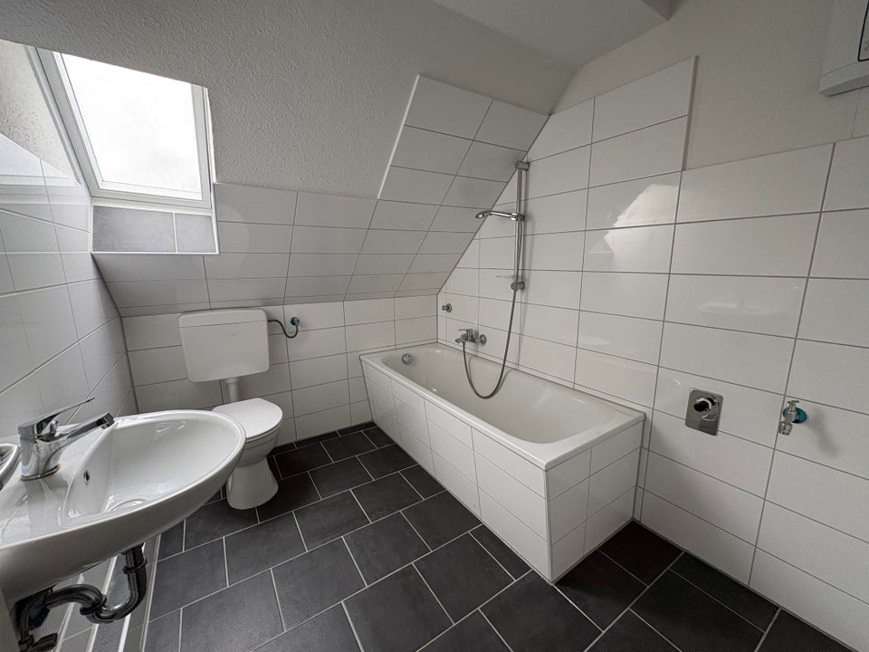 Charmant & modern – Renovierte Dachgeschosswohnung mit sonnigem Balkon - Photo 5